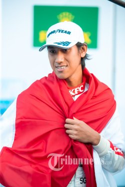 TRIBUNNEWS.COM, JAKARTA - Pembalap muda Indonesia Sean Gelael bersama Robin Frijns dan Dries Vanthoor menjuarai kelas LMP2 pada balap ketahanan 6 jam di Sirkuit Fuji, Jepang atau 6 Hours of Fuji 2022, Minggu (11/9/22).      Kemenangan di balap ketahanan 6 Hours of Fuji 2022 merupakan kemenangan kedua bagi Sean Gelael dan dua rekan setimnya di mobil Team WRT #31 tahun ini. //XIS/HO