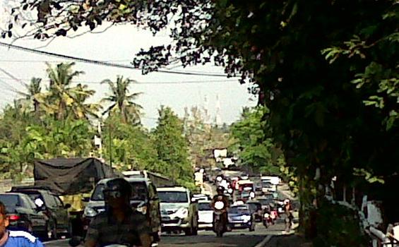 Antrean Kendaraan Pribadi di TL Pedes Sedayu