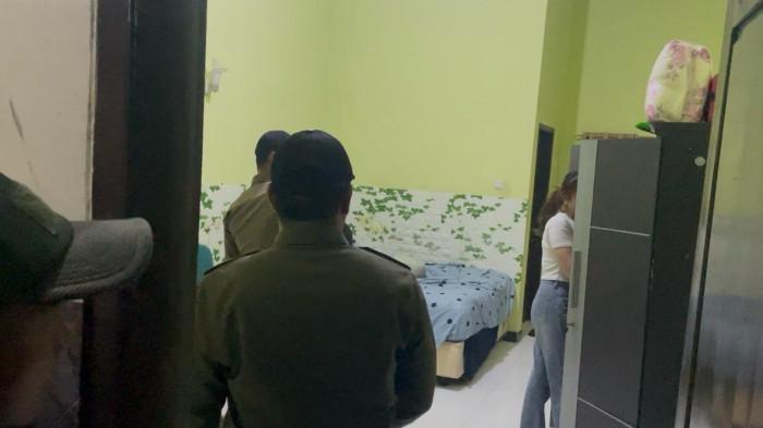 TERCIDUK - Selebgram asal Tuban saat diamankan petugas gabungan dalam razia kos di Kelurahan Kingking, Minggu (29/9/2025) malam.