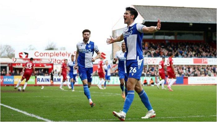 Pemain Timnas Indonesia Elkan Baggott merayakan gol perdana untuk Bristol Rovers dalam pertandingan League One atau Liga 3 Inggris 2023/2024.