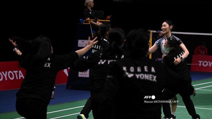 Sim Yu-jin dari Korea Selatan bersama rekan satu timnya setelah mengalahkan Wang Zhiyi dari China pada final putri turnamen bulu tangkis Piala Thomas dan Uber di Bangkok pada 14 Mei 2022. Manan VATSYAYANA / AFP