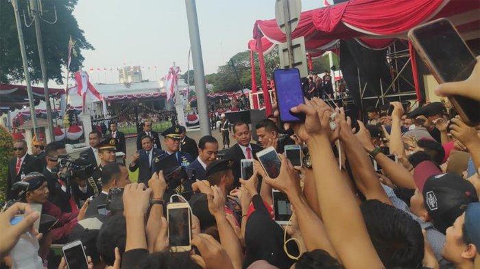 Presiden Jokowi menyapa warga yang sejak siang memenuhi layar besar di depan Istana Merdeka, Jakarta Pusat, Sabtu sore (17/8/2019).