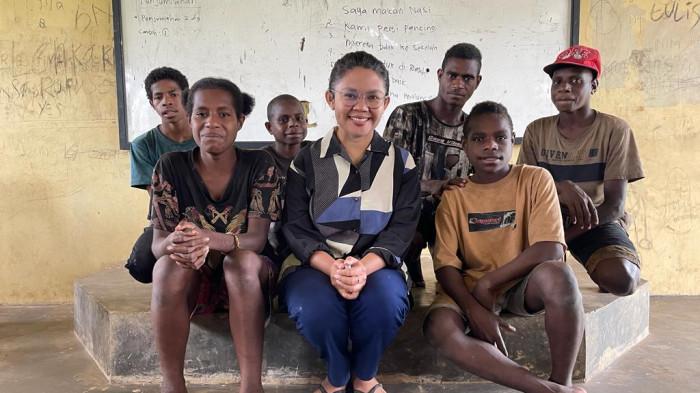 SEMANGAT GURU DIANA - Diana Cristiana Da Costa Ati, guru kontrak di Kabupaten Mappi, Papua Selatan bersama siswanya di SDN Atti, Distrik Minyamur.