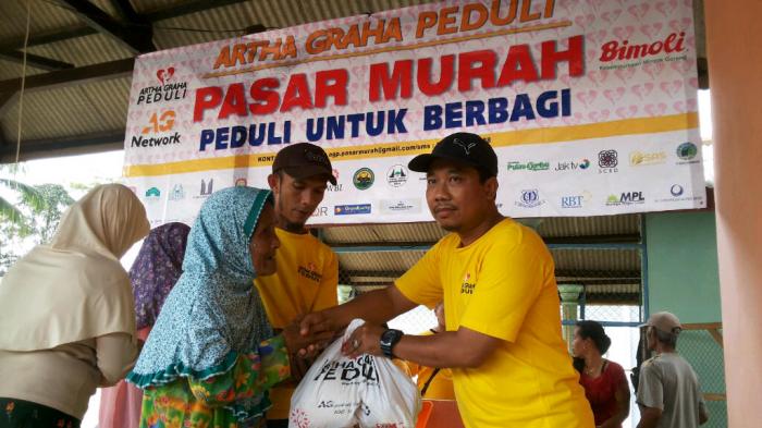 Meski Tertatih, Mak Ijah Datangi Kantor Desa Demi Sembako Murah
