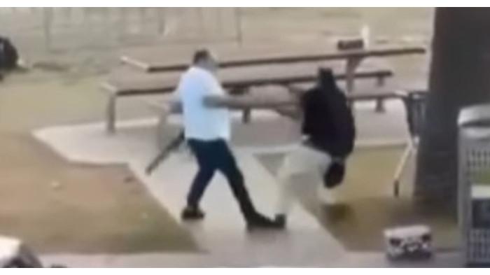 MEREBUT SENJATA - Ahmed (berkaus putih) merebut senjata pelaku kasus penembakan massal di Pantai Bondi, Kota Sydney, Australia, Minggu, (14/12/2025).