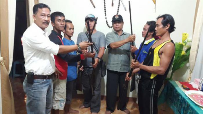 Warga Serahkan Empat Pucuk Senpi ke Kodim Sanggau