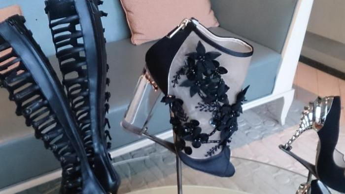 Sepatu Transparan Ala Cinderella Akan Jadi Tren di 2016