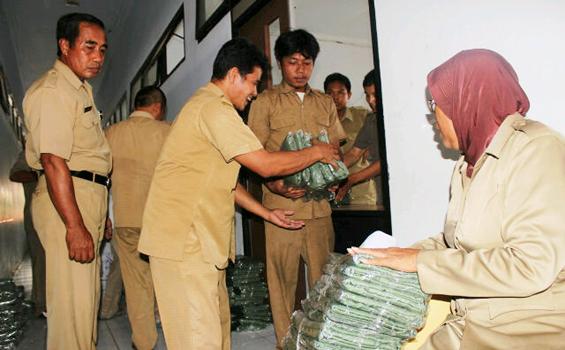 Gaji Naik, Menteri Abubakar Buat Rapor PNS