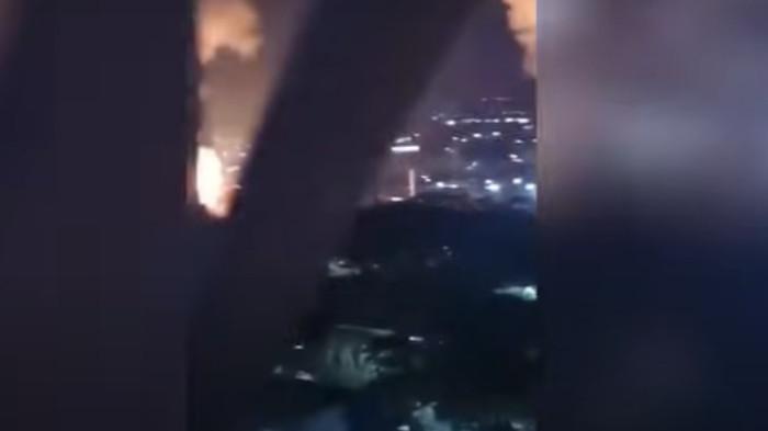 INVASI MILITER AS - Media-media Amerika Serikat (AS) menyebut serangan ke Venezuela telah dimulai pada Sabtu (3/1/2026) dini hari waktu setempat. Serangkaian ledakan mengguncang Ibu Kota Caracas, membuat Presiden Venezuela Nicolas Maduro mengumumkan keadaan darurat di sana.