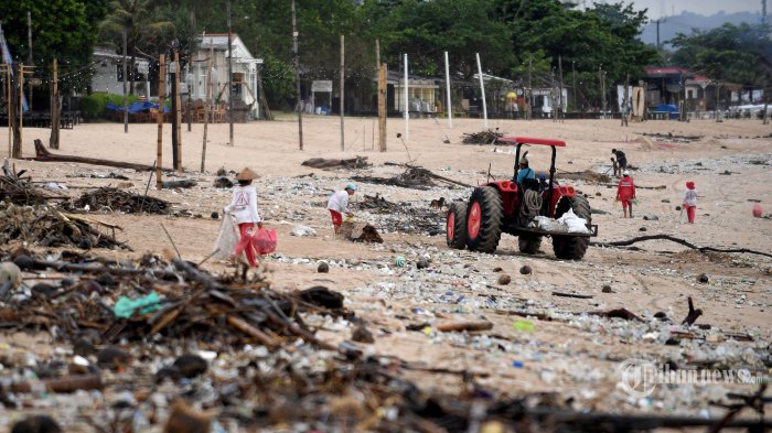 PERKUAT PENGELOLAAN SAMPAH - Pengumpul sampah di Pantai Kedonganan, Kabupaten Badung,  Bali, Indonesia (12/04/2023). Pemkot Denpasar memperkuat pengolahan sampah melalui TPST Tahura dan mendorong pemilahan sampah yang kini mencapai 71 persen. (Photo by SONNY TUMBELAKA / AFP)