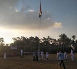 Tali Bendera Nyangkut di Tiang, Serka Yonatan Duil Tiba-tiba Panjat Tiang Bendera