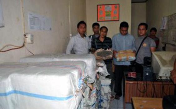 Oknum Polisi Bawa Setengah Ton Ganja di Mobil Berplat Palsu