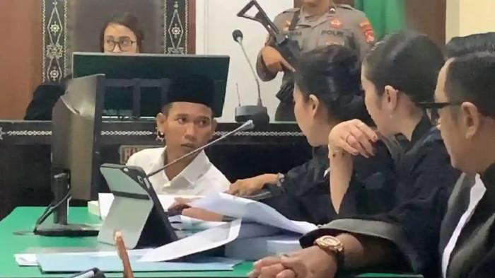 SIDANG KASUS PEMBUNUHAN - Terdakwa Radiet Adriansyah menyeka air mata saat mendengarkan kesaksian ayah korban Ni Made Vaniradya Puspa Nitra alias Vira dalam sidang pembuktian di Pengadilan Negeri Mataram, Selasa (10/3/2026).