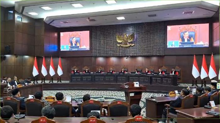 SIDANG MK - Sidang putusan Perkara Hasil Pemilihan Umum (PHPU) Presiden dan Wakil Presiden 2024 dalam perkara nomor 01/PHPU.PRES-XXIV/2026 di Ruang Sidang Utama MK, Jakarta, Selasa (6/10/2026) malam. MK nyatakan tak bisa diskualifikasi Gibran sebagai Wakil Presiden.