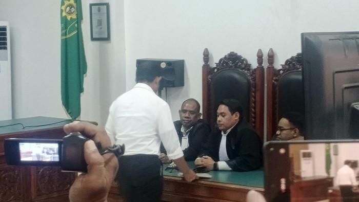 Sidang pembacaan putusan mantan Kapolres Ngada, AKBP Fajar Widyadharma Lukman Sumaatmaja, dijatuhi hukuman 19 tahun penjara oleh Majelis Hakim Pengadilan Negeri (PN) Kelas IA Kupang, Selasa (21/10/2025)