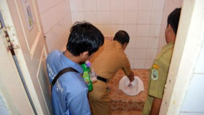 Lihat Kondisinya Kotor  Wabup pun  Sikat Toilet RSUD Sanggau