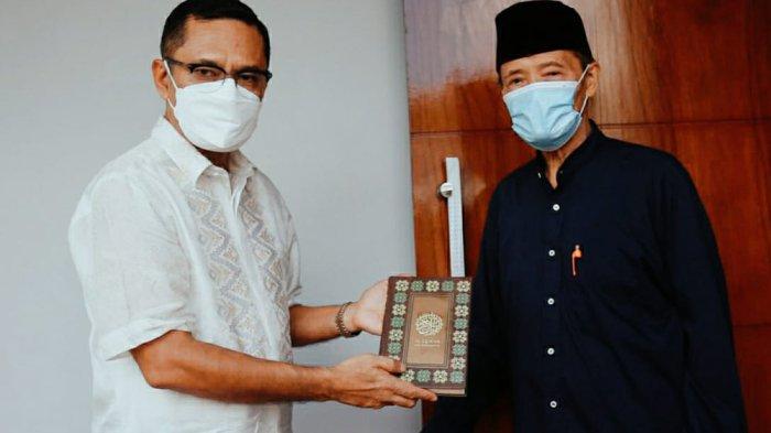 Eka Hospital Bersama Buya Syafii Maarif Wakafkan Ribuan Alquran