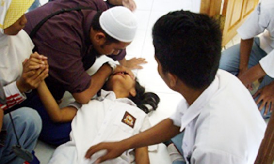 Puluhan Siswa SMP 29 Makassar Kesurupan