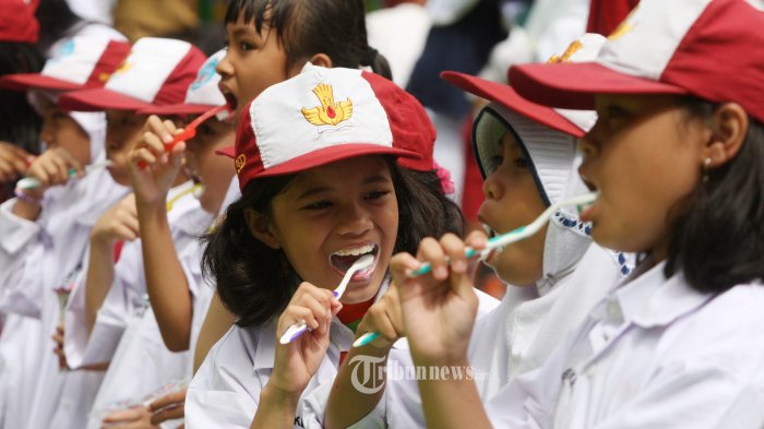 SIKAT GIGI - Sejumlah siswa menggosok gigi saat acara sikat gigi bersama dalam rangka memperingati Hari Kesehatan Mulut Sedunia di SD Percontohan PAM Makassar, Sulsel, Senin (20/3). Acara tersebut untuk mensosialisasikan kesehatan mulut sejak dini kepada siswa sekolah dasar TRIBUN TIMUR/SANOVRA JR