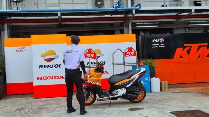 Skutik Vario 160 Livery Repsol Honda Team Mencuri Perhatian di Paddock Sirkuit Mandalika