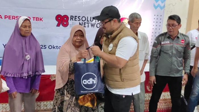 Gandeng Adhi Karya, Komunitas Aktivis 98 Bagikan 500 Paket Sembako di Sleman