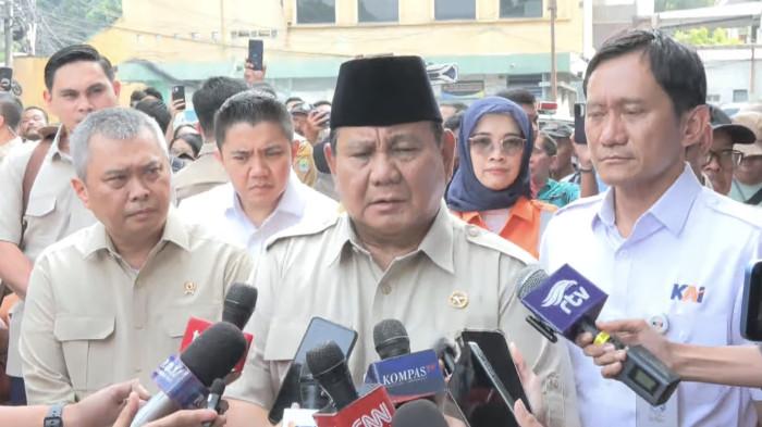 INVESTIGASI TOTAL KECELAKAAN KA - Presiden Prabowo Subianto usai menjenguk para korban kecelakaan kereta yang tengah menjalani perawatan di RSUD Bekasi, Kamis (28/4/2026). Prabowo memerintahkan investigasi total terkait kecelakaan maut yang melibatkan KA Argo Bromo dengan KRL Commuter Line di Bekasi, Jawa Barat.