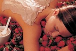 Segarkan Tubuh Dengan Spa Strawberry