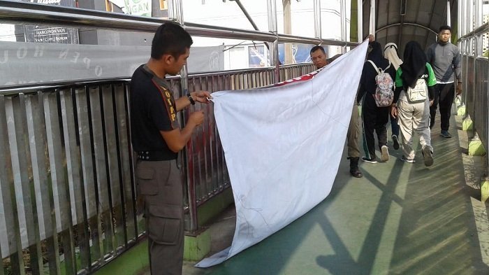 Satpol PP Depok Copot Dua Spanduk Pro dan Kontra '2019 Ganti Presiden'