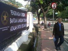 Istana Bikin Spanduk Tandingan untuk PKS?