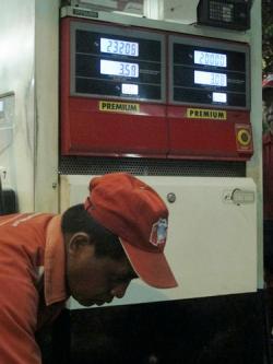 Dua SPBU di Kawasan Pancoran Dibanjiri Pembeli