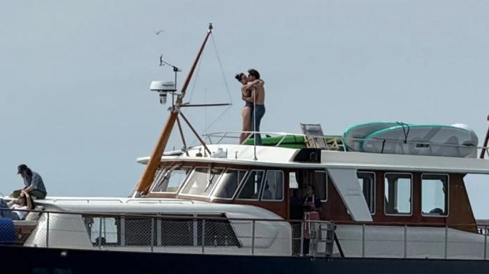 sra di depan umum saat berada di atas kapal pesiarnya di le