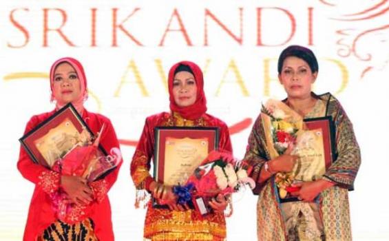 Bidan Asal Kulonprogo, Muna dan Pacitan Raih Srikandi Award 2012