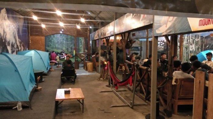 Kafe di Klaten Ini Tawarkan Pesona Pegunungan Lengkap dengan Tenda dan Api Unggun