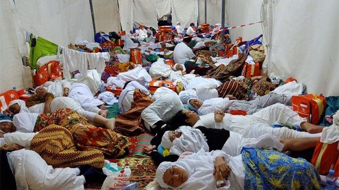 Suasana di dalam tenda Mina jemaah haji tidur berhimpitan karena sempitnya space Mina. Tempat Mabit di Mina sulit diperluas karena melanggar ketentuan syariat. (Husain Sanusi)