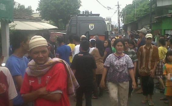 Warga Penasaran Ingin Lihat Penggerebekan Densus 88