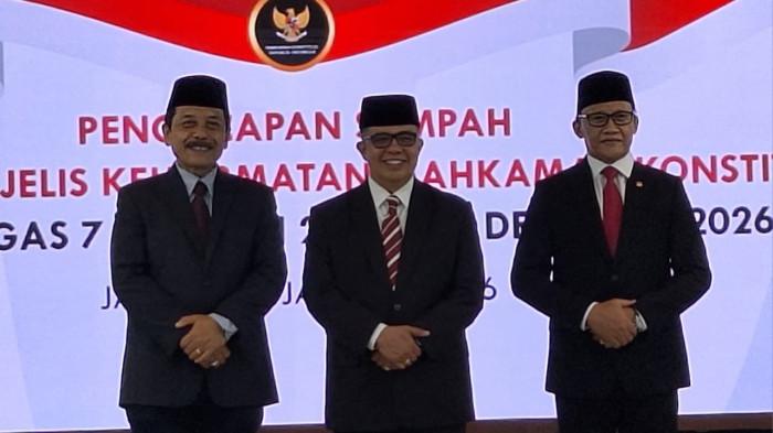 SUMPAH JABATAN - Hakim Mahkamah Konstitusi (MK) Ridwan Mansyur (kanan) usai melakukan sumpah jabatan sebagai anggota Majelis Kehormatan MK (MKMK) di Gedung MK, Jakarta, Rabu (7/1/2026). Tribunnews/Mario Christian Sumampow
