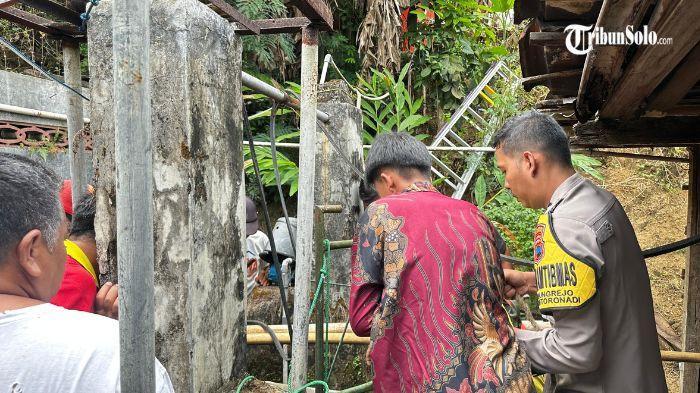 TERCEBUR SUMUR - Evakuasi ibu rumah tangga asal Nguntoronadi Wonogiri yang tercebur di dalam sumur, Kamis (18/9/2025). Korban pertama kali ditemukan oleh suaminya sendiri dalam keadaan masih hidup. 