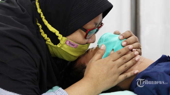 Seorang anak mengikuti sunatan massal di Puskesmas Cilandak, Jakarta, Kamis (2/12/2021). Sebanyak 50 anak mengikuti kegiatan sunat massal secara gratis dalam rangka Hari Kesehatan Nasional yang ke-57 yang dilaksanakan mulai Selasa (30/11/2021) hingga Jumat (3/12/2021) yang digelar di 10 Puskesmas di wilayah Jakarta Selatan. TRIBUNNEWS/IRWAN RISMAWAN