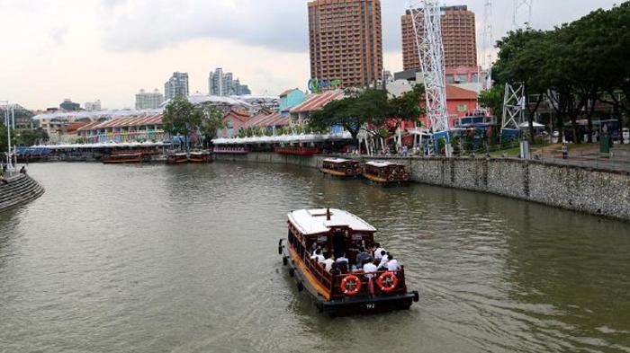 Asyiknya Menyusuri Sungai di Singapura Dengan Perahu Kayu