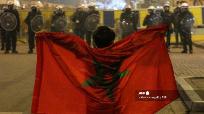 Rayakan Kemenangan Bersejarah di Piala Dunia 2022, Suporter Maroko Bentrok dengan Polisi di Paris