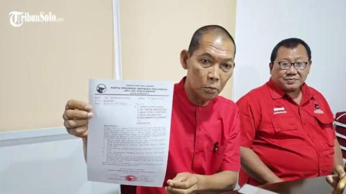 FX RUDY MUNDUR - Plt Ketua DPC PDIP Solo Teguh Prakosa saat ditemui Kamis (18/12/2025). Ia menyebut para kader masih berharap FX Hadi Rudyatmo bisa ditetapkan sebagai Ketua DPD PDIP Jawa Tengah secara definitif.