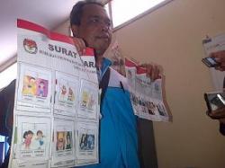 Pemuda Autis Tempel Gambar Kartun di Surat Suara
