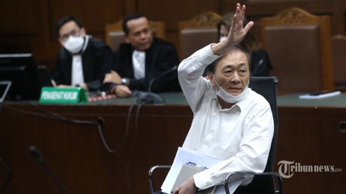 Terdakwa kasus dugaan korupsi penyerobotan lahan di Indragiri Hulu (Inhu), Riau, dan tindak pidana pencucian uang (TPPU), Surya Darmadi menjalani sidang vonis di Pengadilan Negeri Tipikor, Jakarta Pusat, Kamis (23/2/2023). Surya Darmadi divonis 15 tahun penjara dan denda Rp 1 miliar subsider 6 bulan kurungan karena dinilai terbukti melakukan perbuatan melawan hukum berupa penyerobotan lahan di Kabupaten Indragiri Hulu, Riau, yang mengakibatkan kerugian negara sebesar Rp 2,64 triliun. TRIBUNNEWS/IRWAN RISMAWAN
