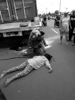 Tabrak Truk Kontainer Parkir, Satu Keluarga Tewas di Tempat