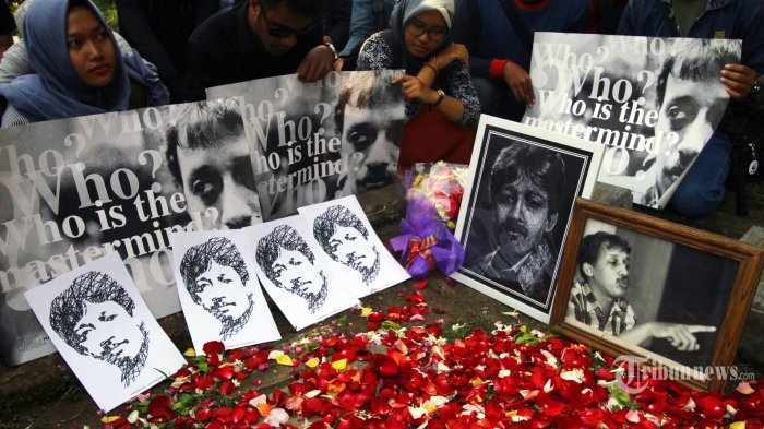 Sejumlah aktivis berdoa dan menabur bunga pada makam aktivis HAM, Munir Said Thalib di Tempat Pemakaman Umum Kelurahan Sisir, Kota Batu, Rabu (7/9/2016). Aktivis berharap dalang di balik kematian Munir yang meninggal diracun dalam pesawat Garuda saat akan ke Amsterdam Belanda bisa terungkap. 