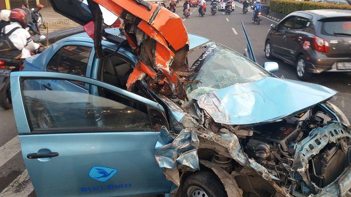 Sopir Bus Kota Ugal-ugalan Tabrak Taksi dan Becak, Tewaskan Seorang Nenek