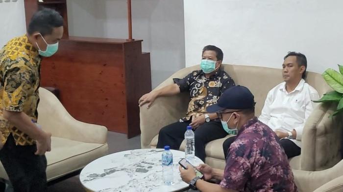 Bupati Cilacap Syamsul Auliya Rachman (baju putih), Sekda Cilacap Sadmoko Danardono (paling kiri) di ruang tunggu VIP Stasiun Purwokerto, Jawa Tengah, Jumat (13/3/2026) malam