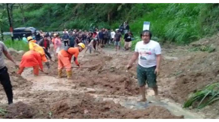 tanah longsor di Jalan Raya menuju Desa Gonggang