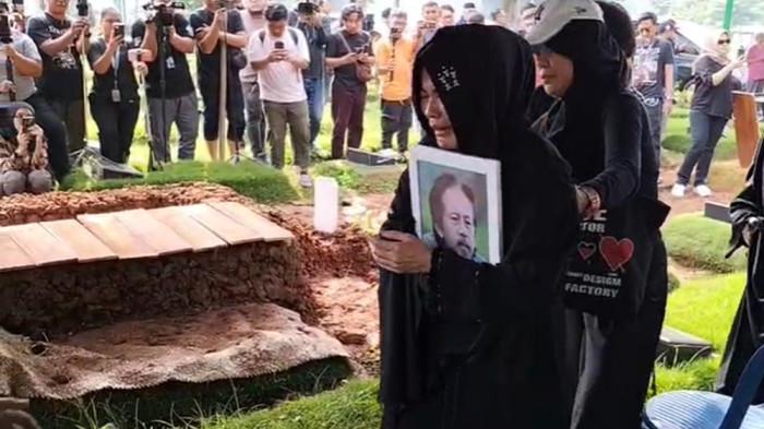 KARINA RANAU - Kesedihan mendalam masih ditunjukkan Karina Ranau, saat mengantar jenazah suaminya aktor Epy Kusnandar dimakamkan. 