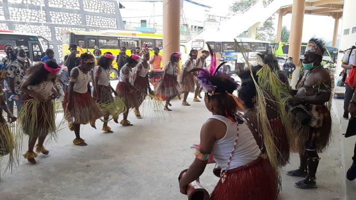 Tim Voli Putri Papua Langsung Disambut Tarian Bajo Usai Kalahkan DKI Jakarta